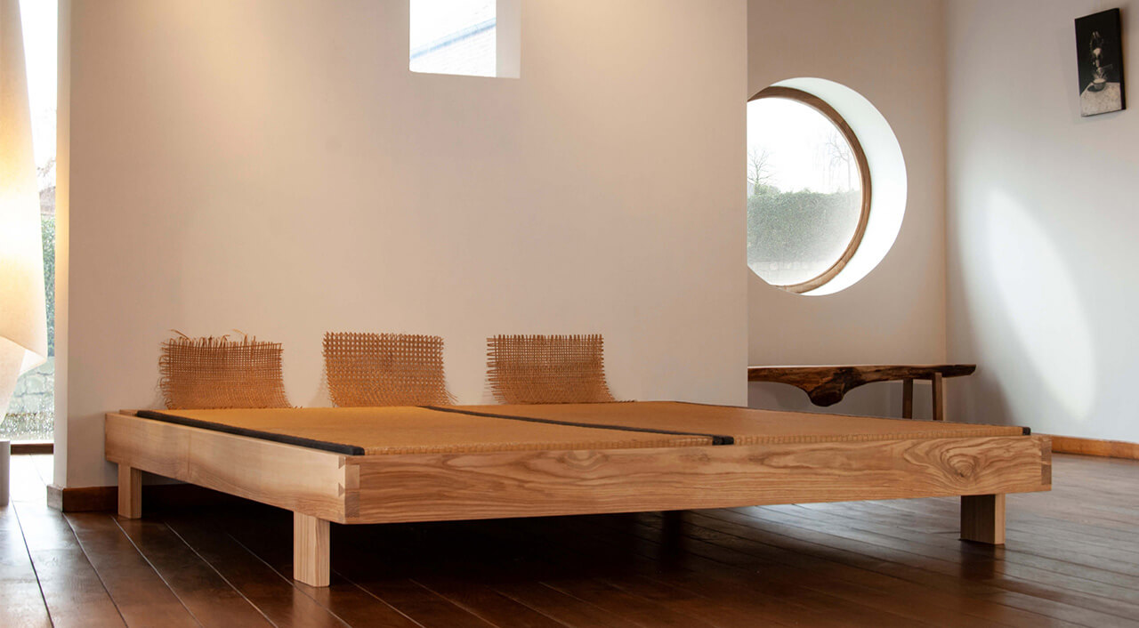 designwinkel kanefas met massief houten bed en designverlichting