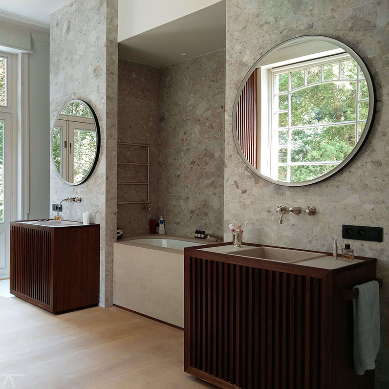 twee minimalistische lavabo's in amerikaanse notelaar