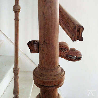 antiek houten baluster met drakenhoofd