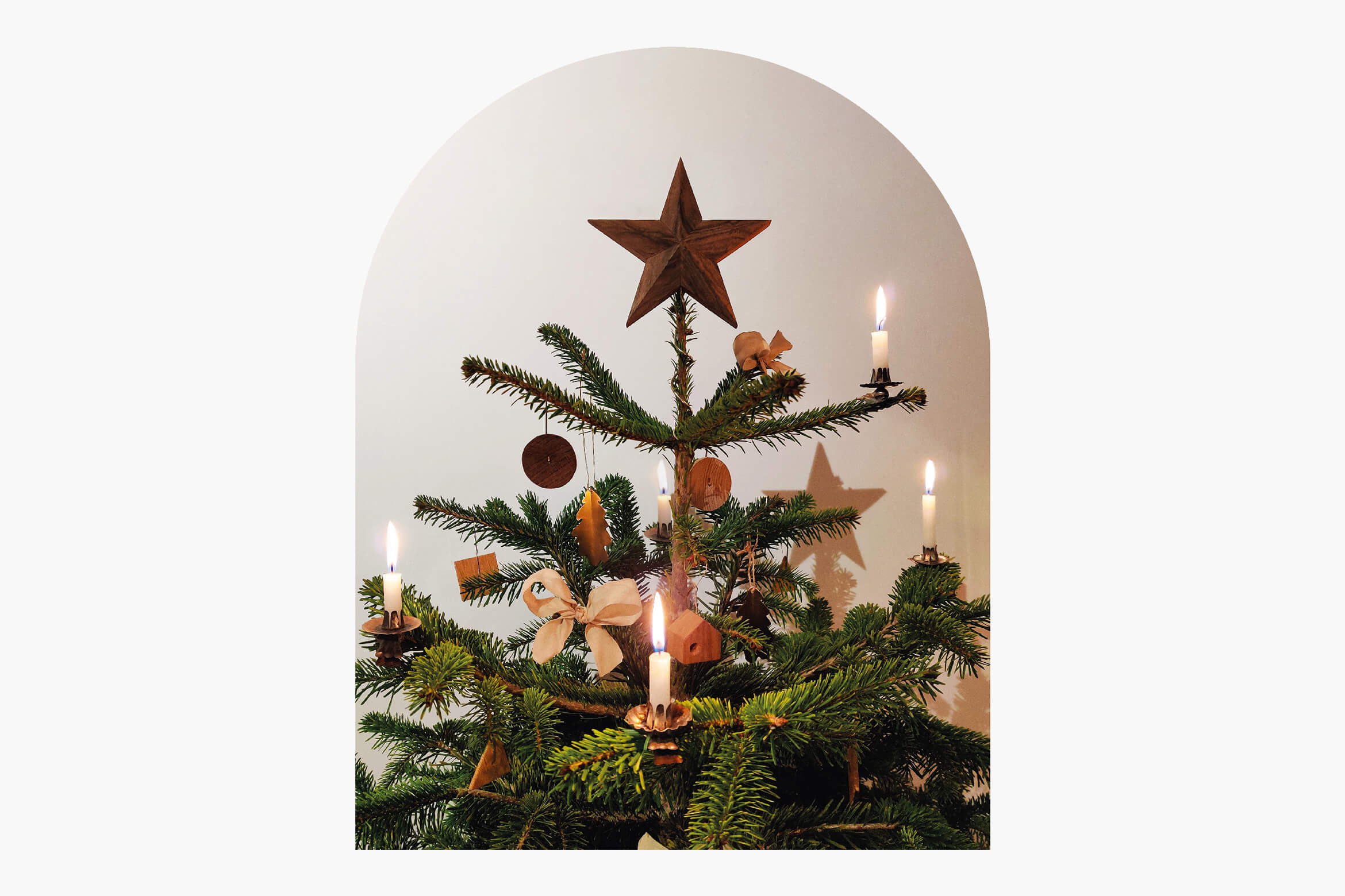 kerstboom met kaarsen en houten ster